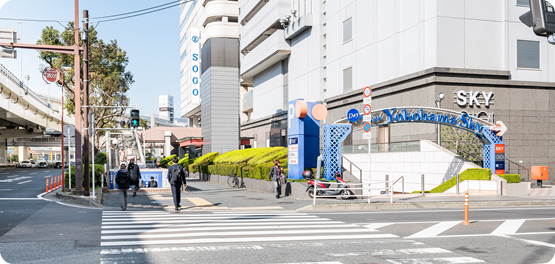 歩いてスカイビル前から横浜駅へ