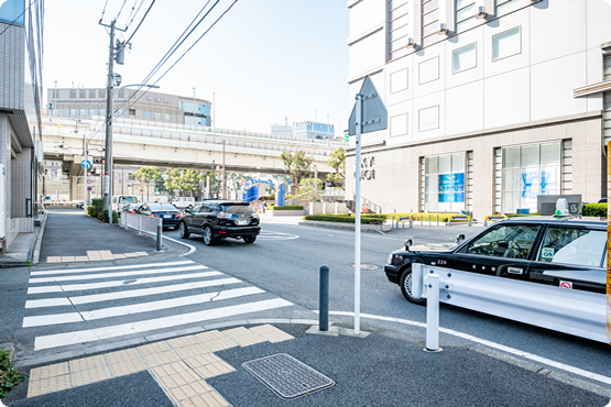 スカイビル向かって左側の交差点に進