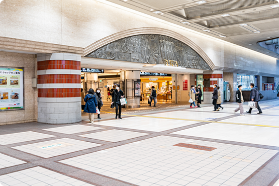 横浜駅東口地下街ポルタへ