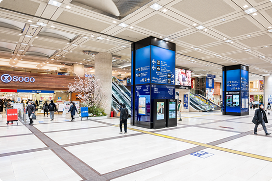 そごう横浜店の前を右へ